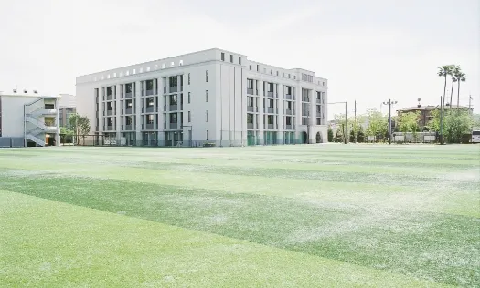 校舎外観と人工芝グランド