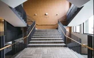 回廊式の階段（本館）