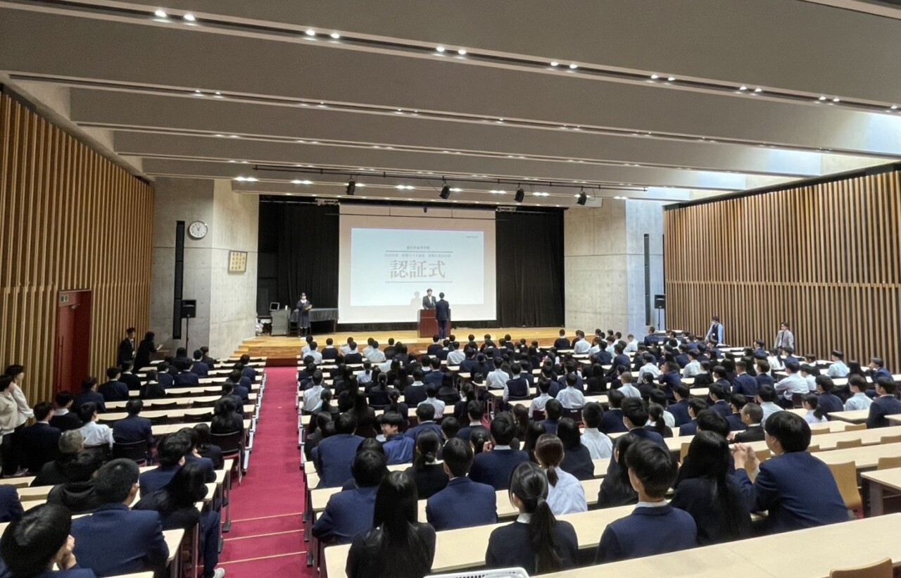 生徒会役員と学級委員の認証式がありました