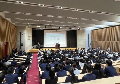 生徒会役員と学級委員の認証式がありました