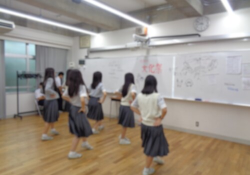 衣装をまとい、本番前日の記念ホールへ